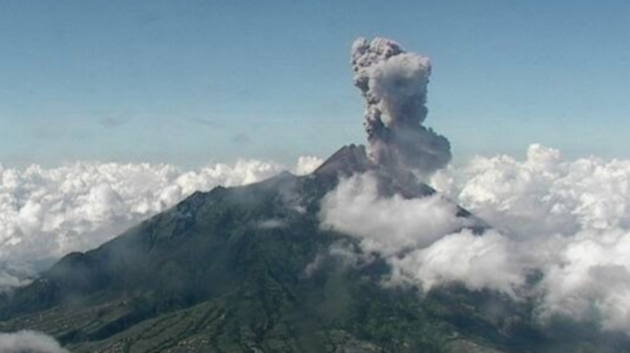 Vulcão Krakatoa entra em erupção na Indonésia